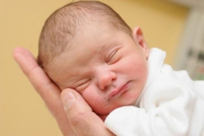 Come pulire le orecchie, gli occhi e il naso dei neonati