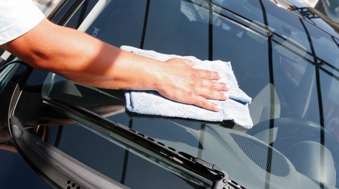 Come fare un detergente per pulire i vetri dell'auto